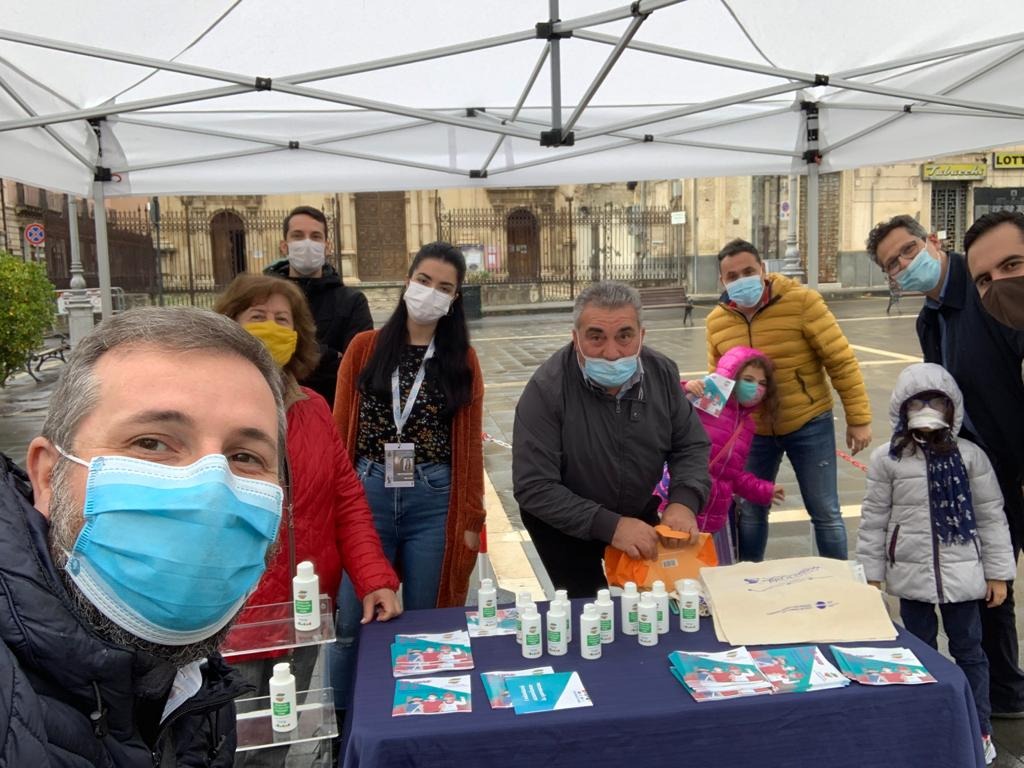 Gel e mascherina per difenderci dal virus